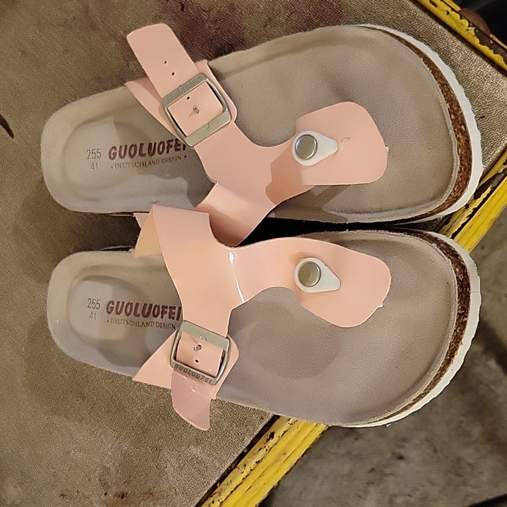 Guoluofei thong sandal